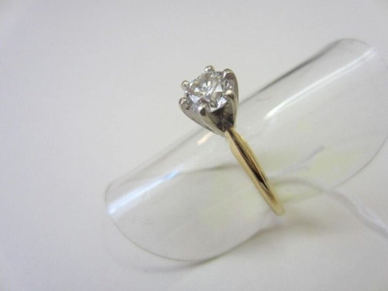 BAGUE solitaire en or jaune et or gris (750 millièmes) orné d'un diamant taille brillan