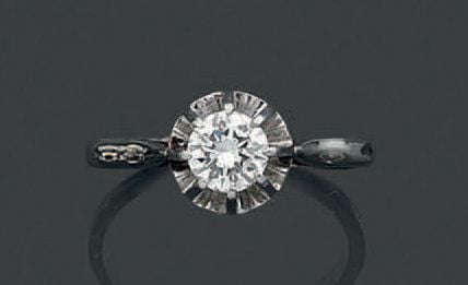 BAGUE solitaire en platine (900 millièmes) et or gris (750 millièmes) serti d'un diamant taille brillan