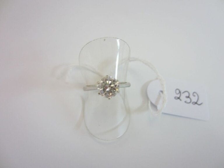 BAGUE solitaire en platine (900 millièmes) serti d?un diamant taille brillan