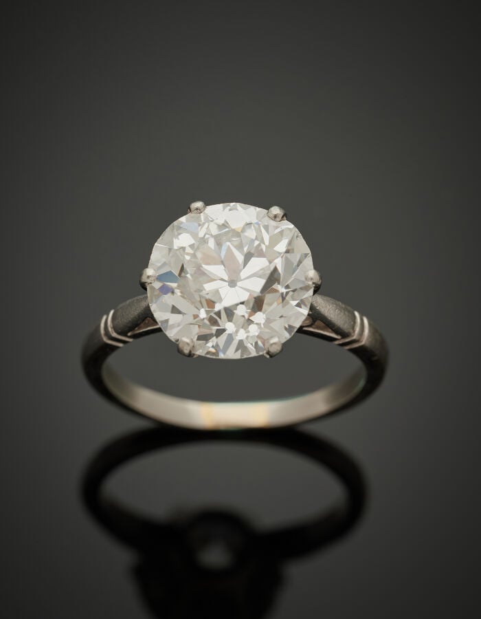 BAGUE solitaire en platine (950‰) diamant pesant 4,53 carats taille ancienne. -…