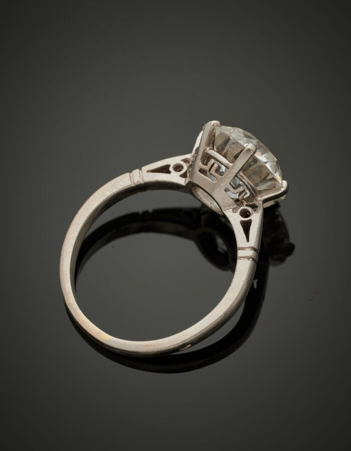 BAGUE solitaire en platine (950‰) diamant pesant 4,53 carats taille ancienne. -…