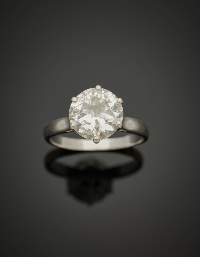 BAGUE solitaire en platine (950‰) et or gris (750‰) serti d'un diamant pesant 2…