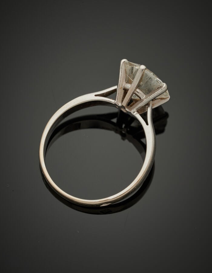 BAGUE solitaire en platine (950‰) et or gris (750‰) serti d'un diamant pesant 2…