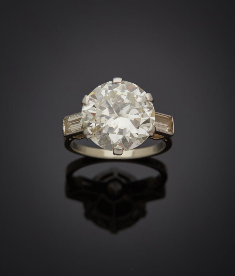 BAGUE solitaire en platine (950‰) et or gris (750‰) serti d'un diamant pesant 7…