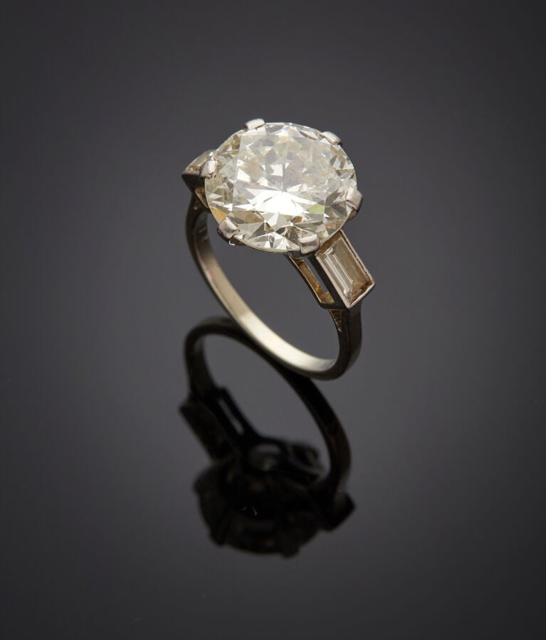BAGUE solitaire en platine (950‰) et or gris (750‰) serti d'un diamant pesant 7…