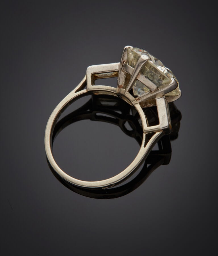 BAGUE solitaire en platine (950‰) et or gris (750‰) serti d'un diamant pesant 7…