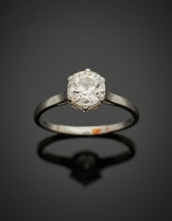 BAGUE "solitaire" en platine (950‰) et or gris (750‰) serti d'un diamant taille…