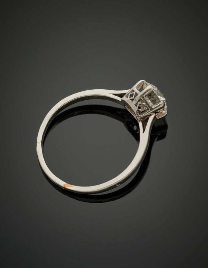BAGUE "solitaire" en platine (950‰) et or gris (750‰) serti d'un diamant taille…