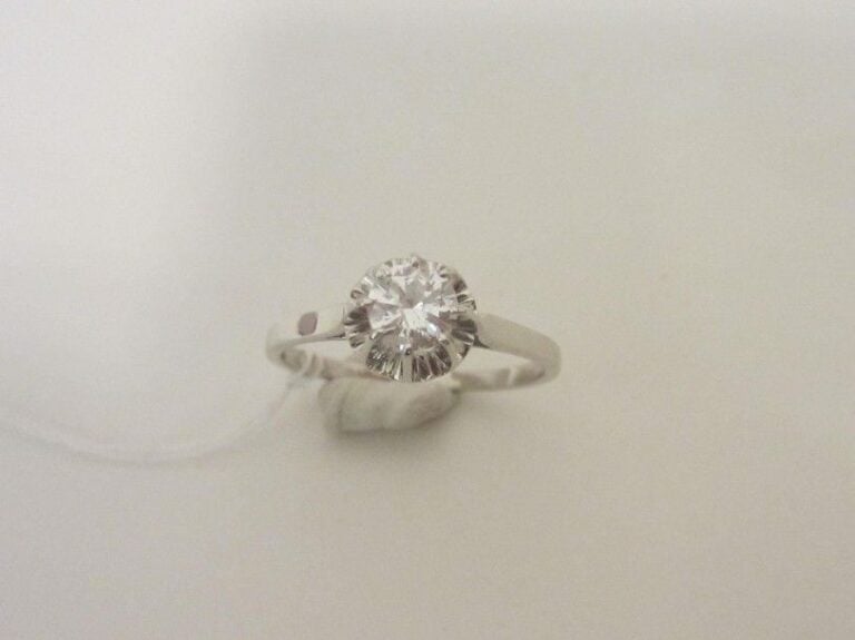 BAGUE solitaire en platine (950 millièmes) serti d'un diamant taille brillan