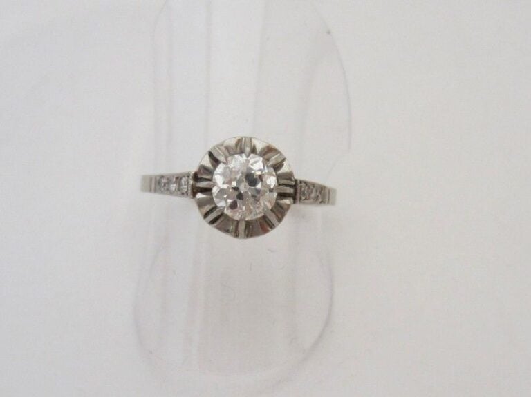BAGUE solitaire en platine (950 millièmes) serti d’un diamant taille ancienne (petites égrisures) épaulé de petits diamants 8