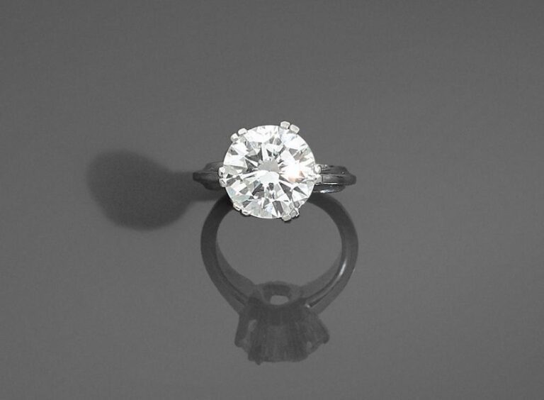 • BAGUE solitaire en platine (950‰) serti d'un diamant pesant 5,80 carats taille brillan