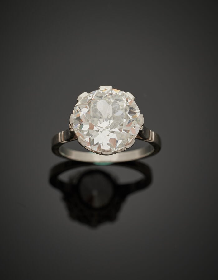 BAGUE solitaire en platine (950‰) serti d'un diamant taille ancienne pesant 4,9…