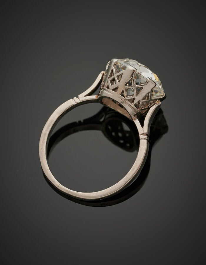 BAGUE solitaire en platine (950‰) serti d'un diamant taille ancienne pesant 4,9…