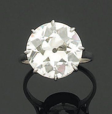 BAGUE solitaire en platine ajouré serti d'un diamant de taille ancienn