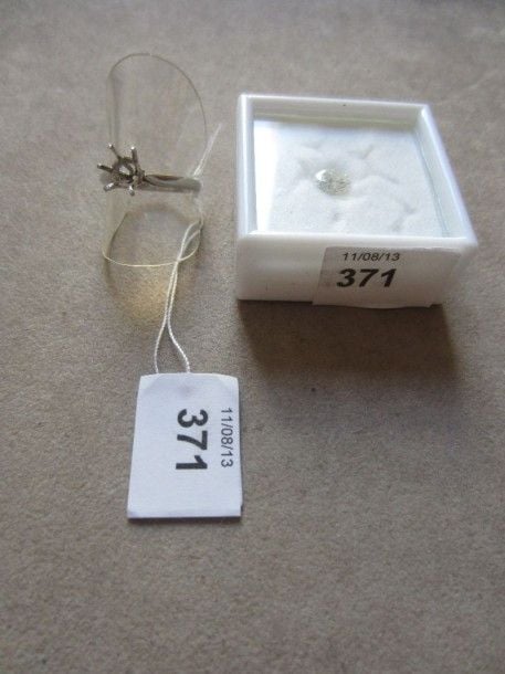 BAGUE solitaire en platine serti d'un diamant taille brillant pesant 1,19 c