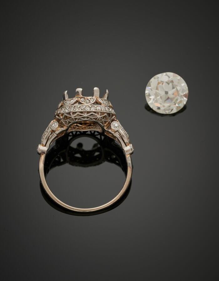 BAGUE "solitaire" géométrique en platine (min. 800‰) et or gris (750%) finement…