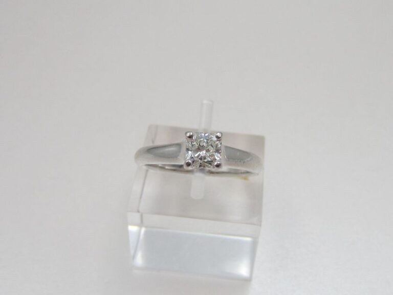 BAGUE solitaire, modèle «Lucida», en platine (950 millièmes), serti d'un diamant taille «Tiffany