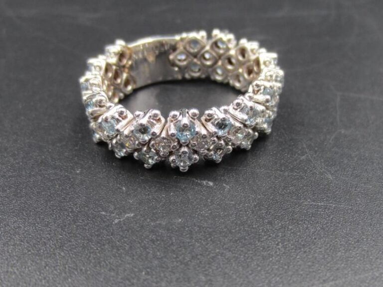 BAGUE souple en or gris (750 millièmes) serti de deux lignes d'aigues-marines alternées de diamants taille brillan
