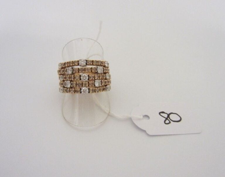 BAGUE souple en or rose (750 millièmes) composé de cinq rangs serti de diamants blancs et brun