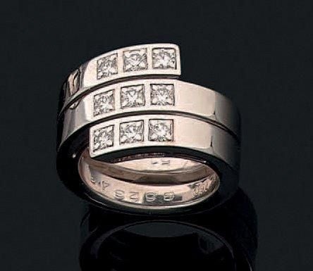 BAGUE «spirale» en or gris (750 millièmes) ajouré serti de neuf diamants taille brillan