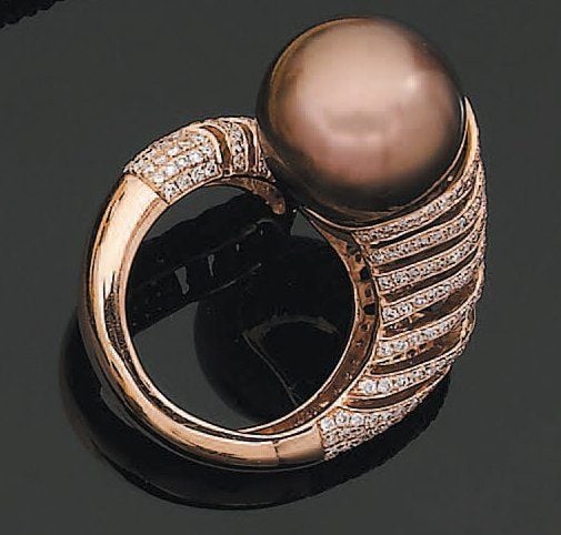 BAGUE « spirale ouverte » en or rose ajouré serti de diamants, terminé par une importante perle de culture de couleur bronz