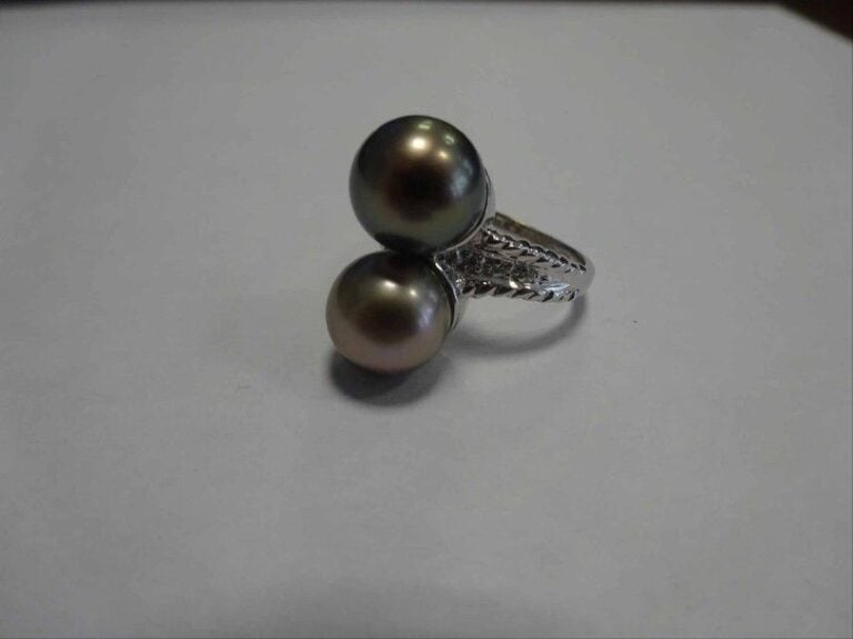 BAGUE "Toi et moi" en or blanc 18K (750°/00) guilloché ornée de deux perles affrontée