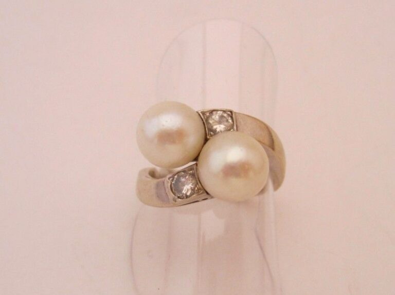 BAGUE « toi et moi » en or gris (750 millièmes) serti de deux perles de culture blanches épaulées de deux diamants taille brillan