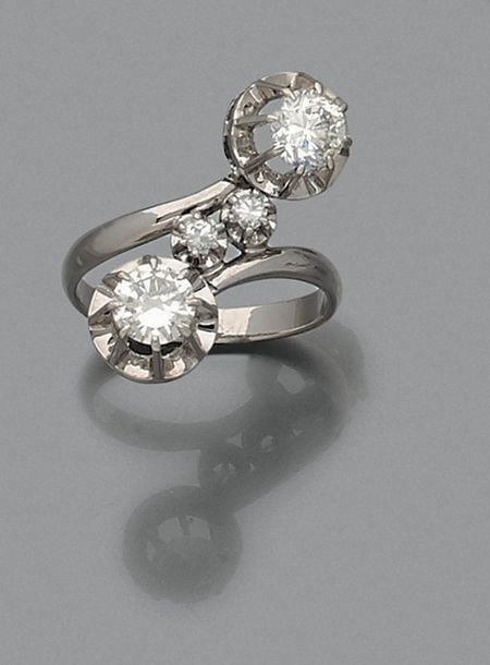 BAGUE «toi et moi» en or gris (750 millièmes) serti de quatre diamants taille brillant, dont deux plus important