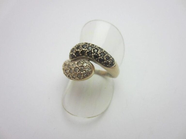 BAGUE «toi et moi» en or gris (750 millièmes) serti d?un pavage de diamants noirs et blanc