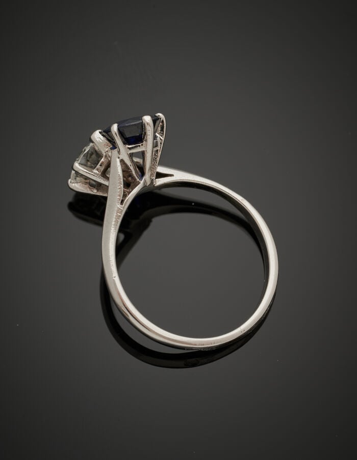 BAGUE "toi et moi" en or gris (750‰) serti d'un diamant taille brillant et un s…