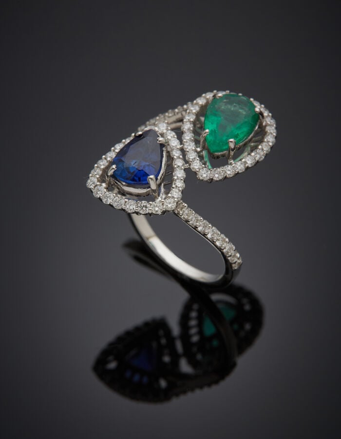 BAGUE "toi et moi" en or gris (750‰) serti d'une émeraude et un saphir de forme…