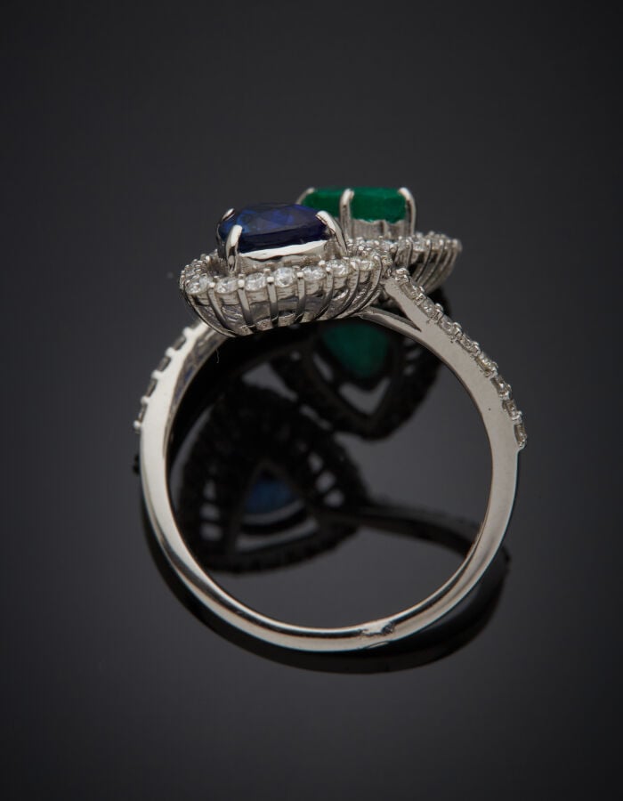 BAGUE "toi et moi" en or gris (750‰) serti d'une émeraude et un saphir de forme…
