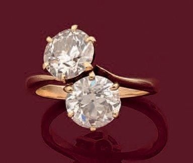 BAGUE «toi et moi» en or jaune (750 millièmes) serti de deux diamants taille ancienn