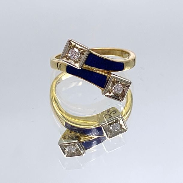 BAGUE «toi et moi» en or jaune (750 millièmes) serti de deux diamants taille brillant, soulignés d'émail bleu translucide guilloch