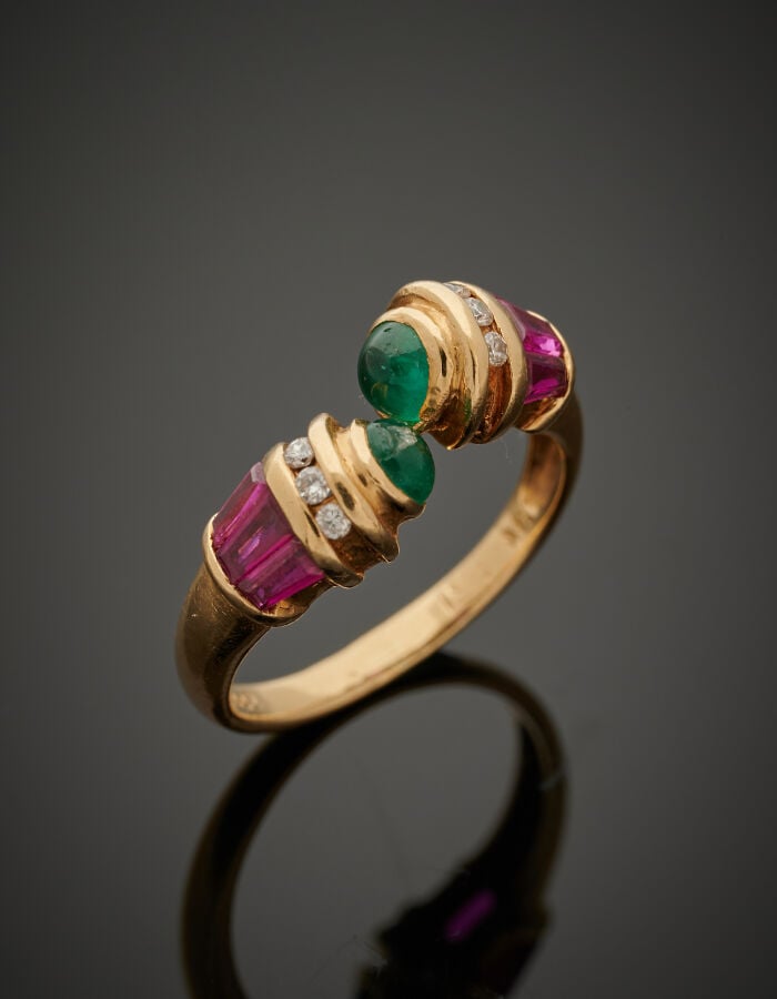 BAGUE "toi et moi" en or jaune (750‰) serti deux émeraudes cabochons (chocs), s…