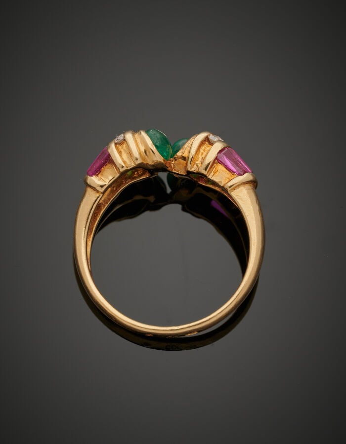 BAGUE "toi et moi" en or jaune (750‰) serti deux émeraudes cabochons (chocs), s…