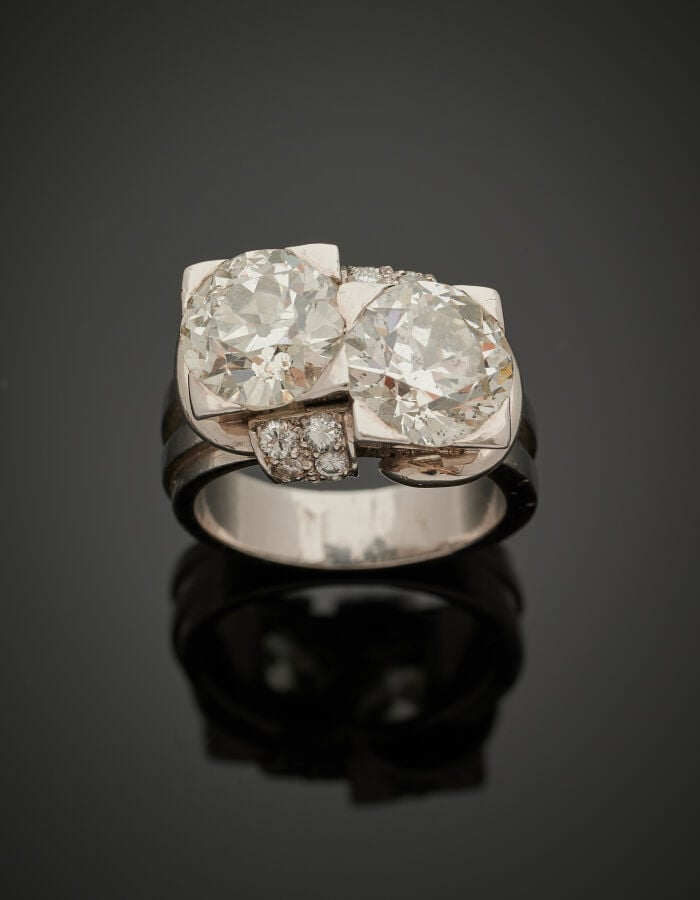 BAGUE "toi et moi" en platine (950‰) serti de deux diamants pesant 4,11 et 4,24…
