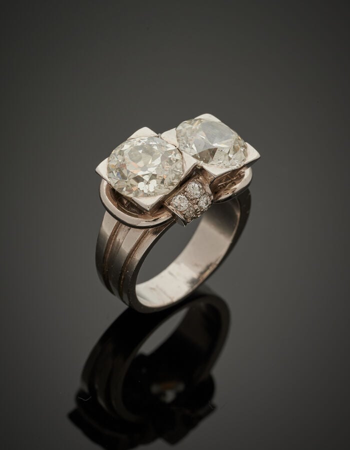 BAGUE "toi et moi" en platine (950‰) serti de deux diamants pesant 4,11 et 4,24…