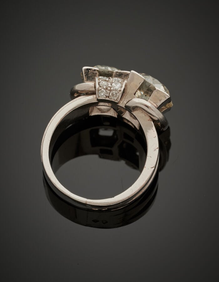 BAGUE "toi et moi" en platine (950‰) serti de deux diamants pesant 4,11 et 4,24…