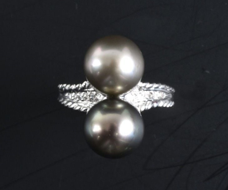 Bague "Toi & Moi" en or blanc 18 k sertie de deux perles grises, épaulée de diamants taille brillant (manque un diamant