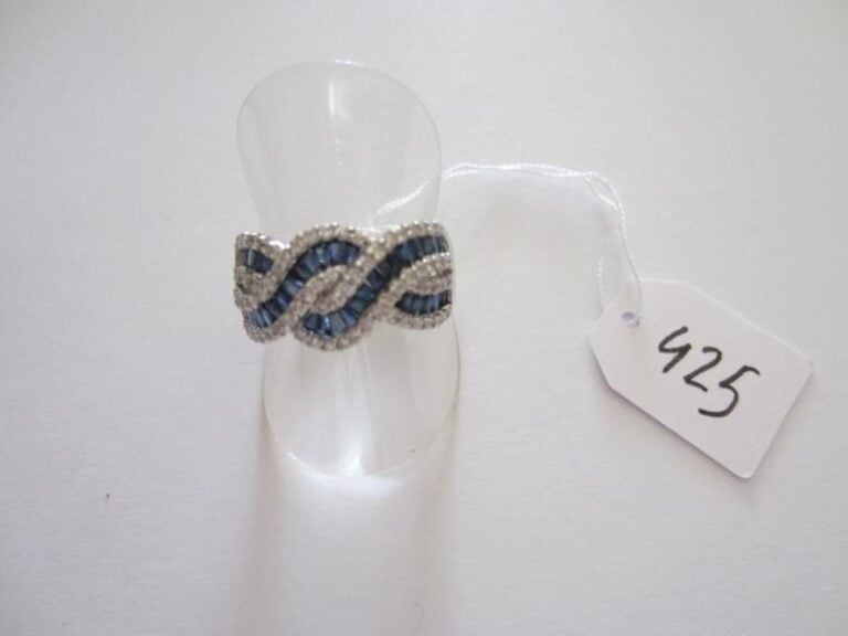 BAGUE «torsadée» en or gris ajouré serti d'alignements de diamants et saphirs calibré