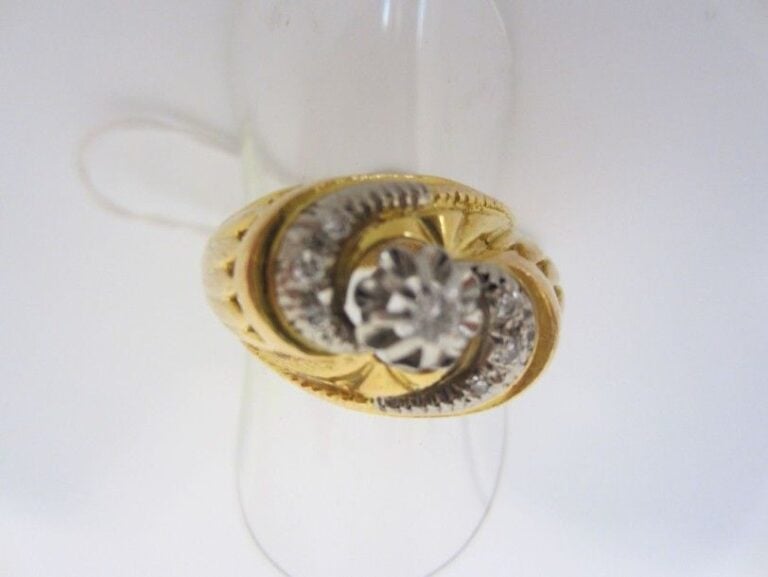 BAGUE tourbillon en platine? (900 millièmes) et or jaune (750milièmes), surmontée de diamant