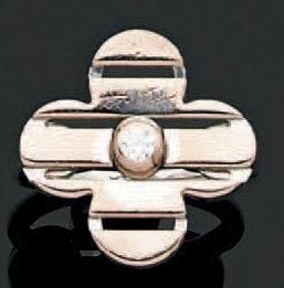 BAGUE «trèfle» en or gris ajouré, orné d'un diamant taille brillant en serti clos gravé LOUIS VUITTO