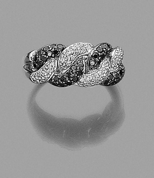 •BAGUE «tresse» en or gris et or noirci (750‰) pavé de diamants blancs et noirs alterné
