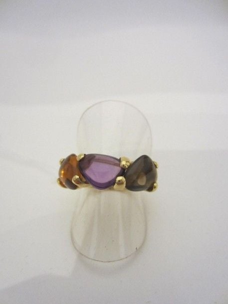 BAGUE «trilogie» en or jaune (750 millièmes) serti d’une améthyste, d’une citrine et d’un quartz fumé suifés