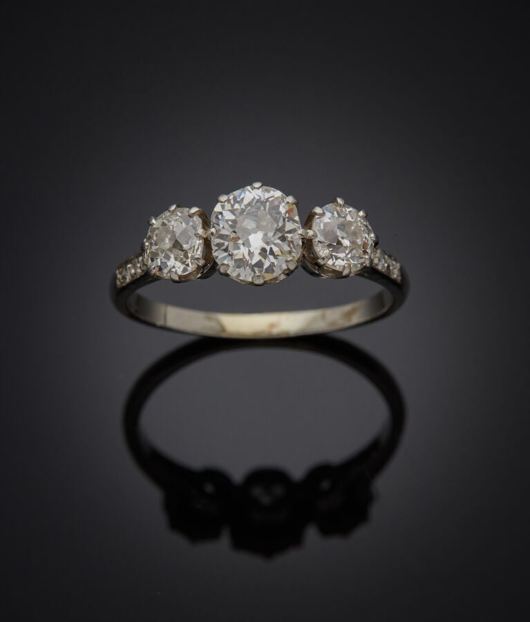 BAGUE "trilogie" en platine (950‰) serti de trois diamants taille ancienne dont…