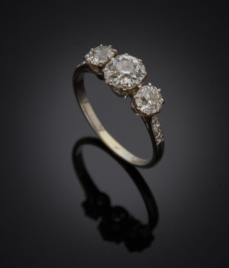 BAGUE "trilogie" en platine (950‰) serti de trois diamants taille ancienne dont…
