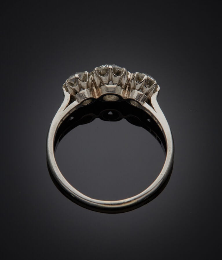 BAGUE "trilogie" en platine (950‰) serti de trois diamants taille ancienne dont…
