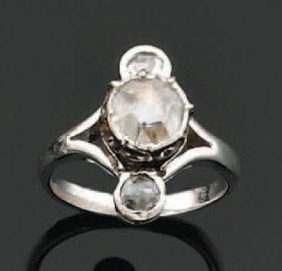 BAGUE «trilogie» en platine ajouré serti de diamants taillés en rose, dont un au centre plus importan