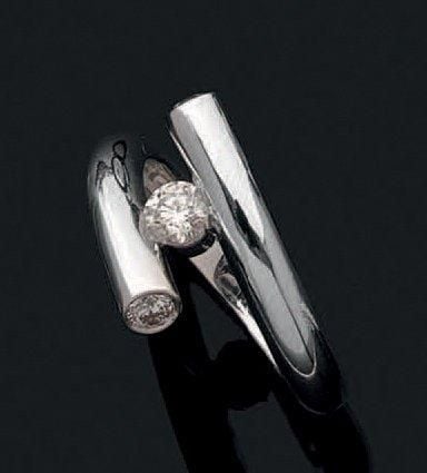 BAGUE «tube» en or gris (750 millièmes) serti de trois diamants taille brillan